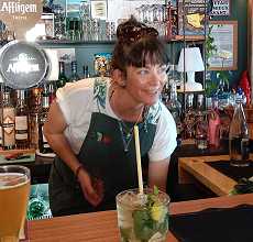 Marina dans son bar sur Sein